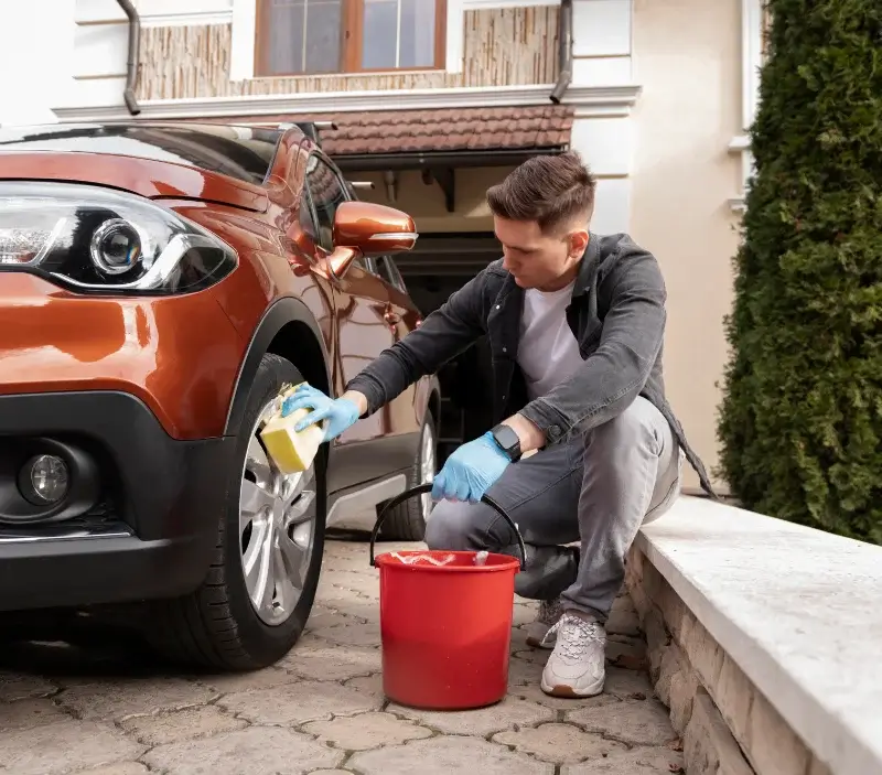 Lavage auto à domicile Deyme : professionnel intervenant sur un véhicule